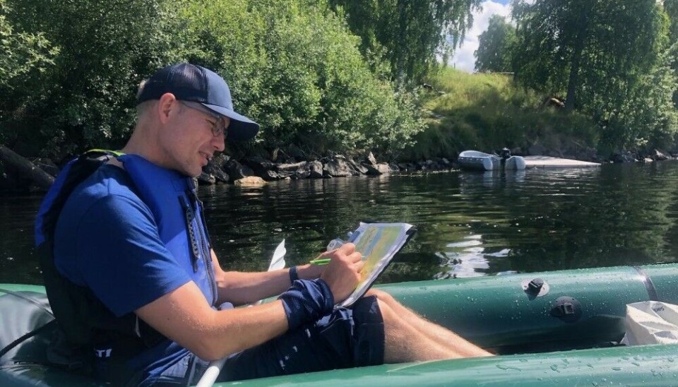 Researcher Gaute Velle in a pack raft along the Glomma river in Norway. Photo: Marte Haave