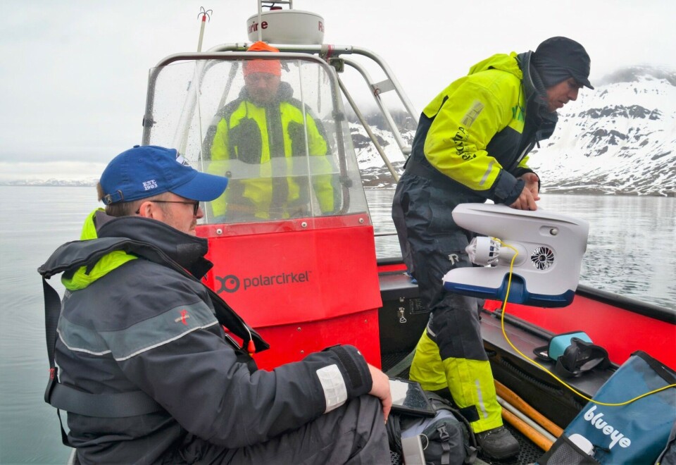Marine biologist Øyvind Ødegård from the Norwegian University of Science and Technology (left), pilot Stefan Eilertsen and Martin Ludvigsen deploying an ROV in northwestern Spitsbergen. Photo: Helge M Markusson / Fram Centre