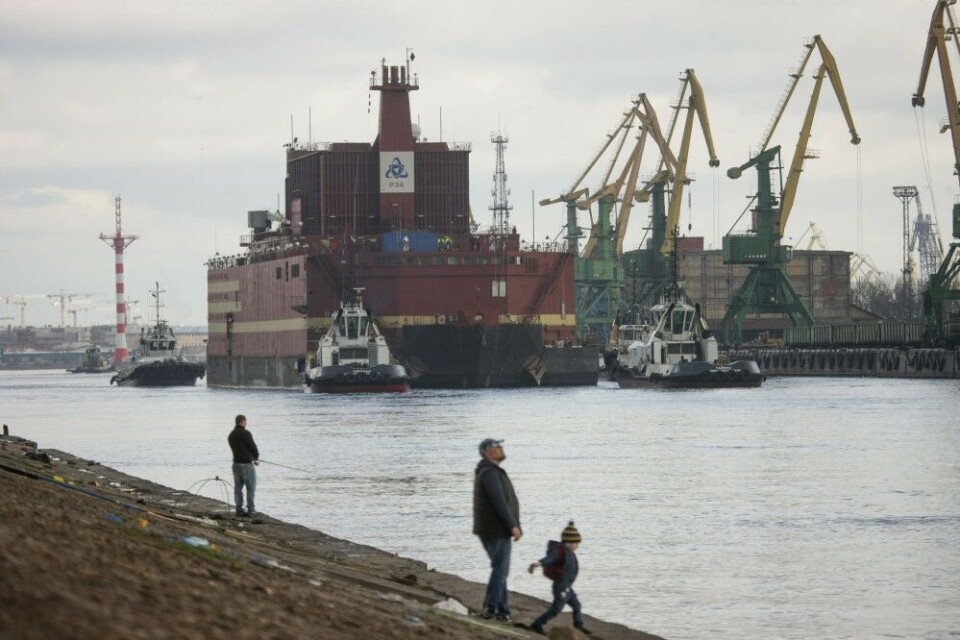 «Akademik Lomonosov» sailing out of St. Petersburg last Saturday in April.  Photo: Nicolai Gontar / Greenpeace 