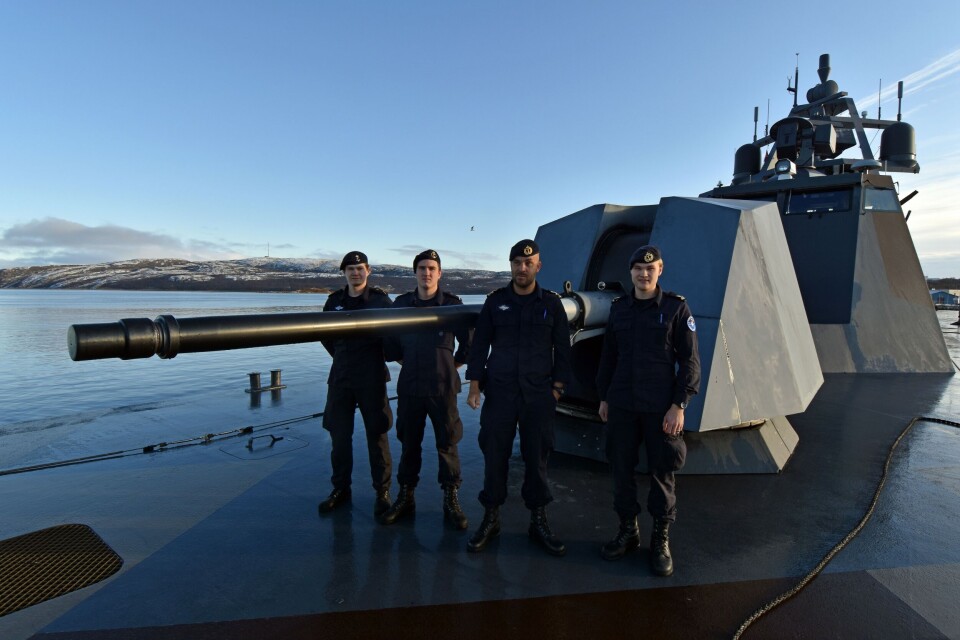 Crew on deck of KNM Gnist in the port of Kirkenes, some eight kilometers from the border to Russia. Photo: Thomas Nilsen
