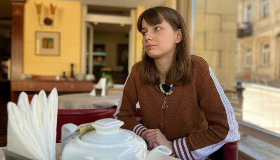 Олеся Кривцова. Архангельск — Вильнюс — Киркенес. Активистка.Являлась студенткой САФУ. 10 мая 2022 года была задержана за “дискредитацию” российской армии — из-за листовок, в которых Кривцова напоминала, что в Украине тоже живут ветераны Великой Отечественной войны. В декабре стала фигурантом уголовного дела; ей инкриминировали дискредитацию российской армии и оправдание терроризма за антивоенные посты в социальных сетях. По этим обвинениям Олесе Кривцовой грозило до десяти лет лишения свободы. Сбежала из-под домашнего ареста. Благодаря помощи правозащитников смогла попасть в Литву. Сейчас находится в Киркенесе. Вернуться к чтениюФото: Томас Нильсен