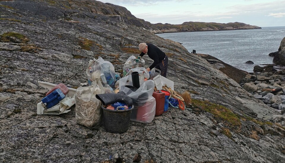 Volunteer Gunnar Reinholdtsen picking up plastic on the Sør-Varanger seashore. Photo: Trond Gaasland