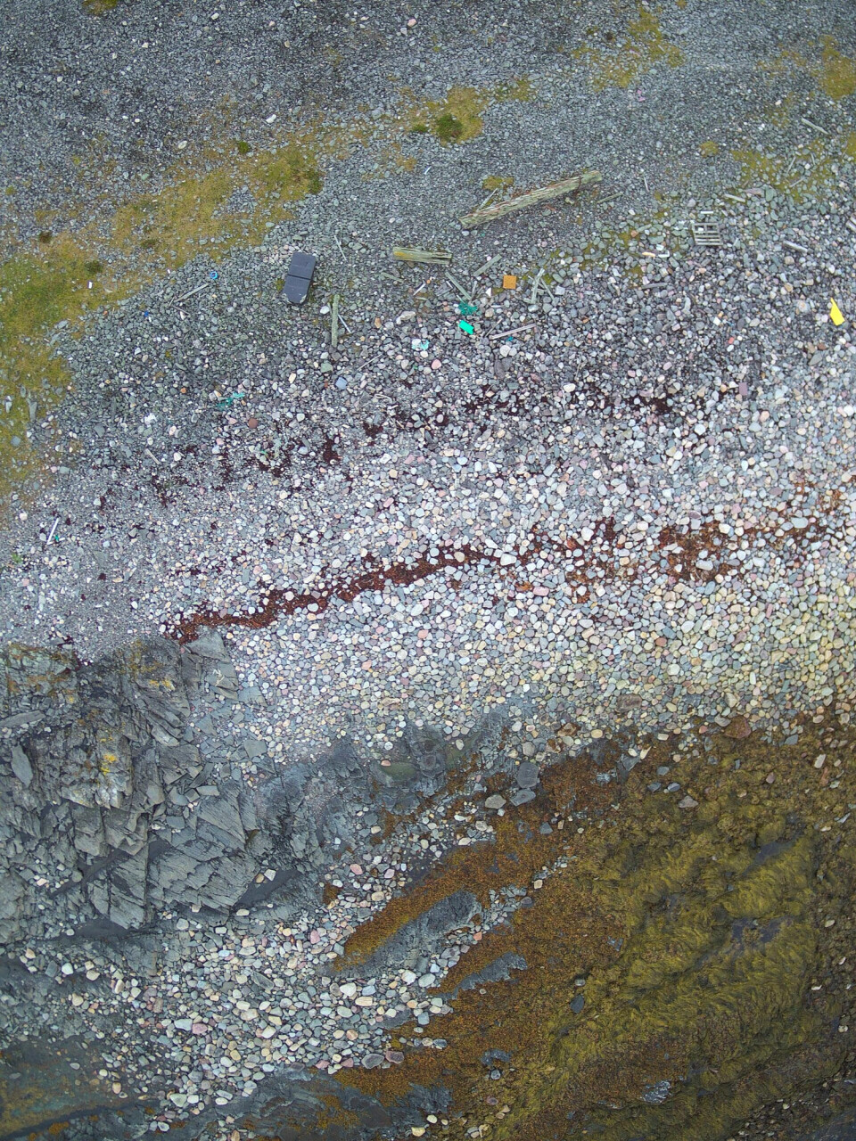 Drone image taken at 50 metres height above a beach in Finnmark, with plastic litter. Photo: Akvaplan-niva
