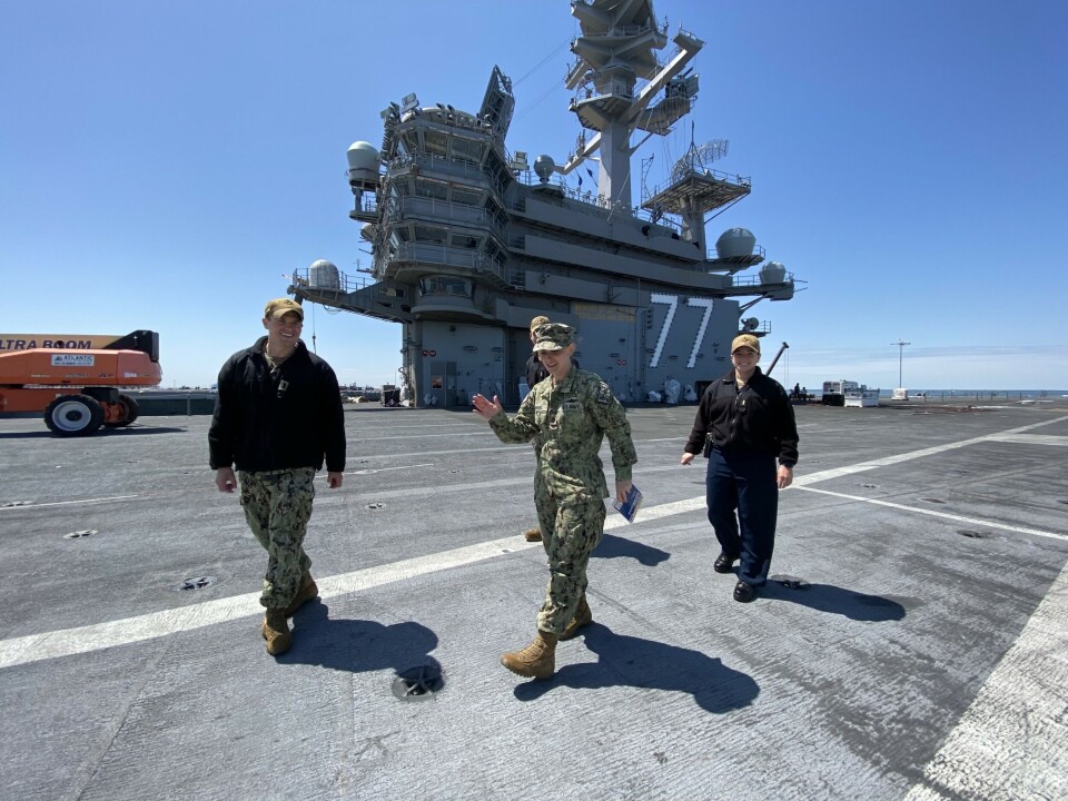 На борту авианосца ВМС США «Джордж Буш» (CVN-77) может разместиться более 70 самолетов, а его экипаж составляет около 7000 человек. Истребители, самолеты дальнего радиолокационного обнаружения, транспортные самолеты и вертолеты разместятся на борту перед выходом в море. Фото: Томас Нильсен