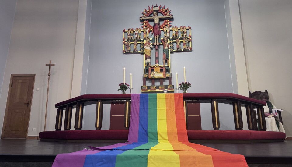 The setting in the church before the start of the mass.