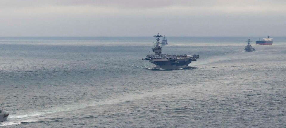 To transportørgrupper på trening utenfor Norge