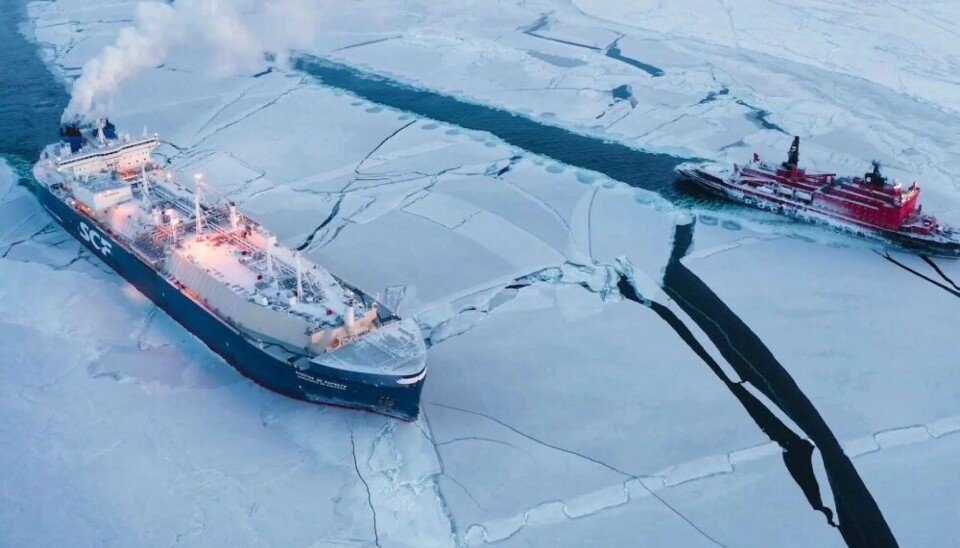 LNG carrier and nuclear icebreaker on the Northern Sea Route. Танкер-газовоз на Северном морском пути.