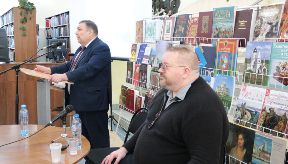 Йохан Бекман и Сергей Веригин в библиотеке Петрозаводского университета.