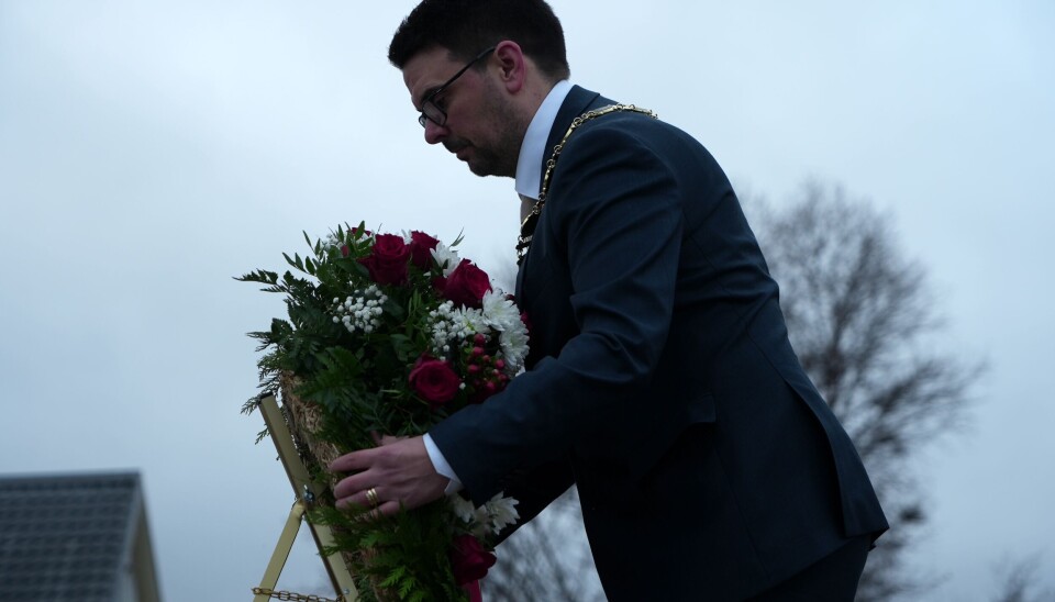 Magnus Mæland lays down flowers at the war memorial in Kirkenes Oct 25, 2024