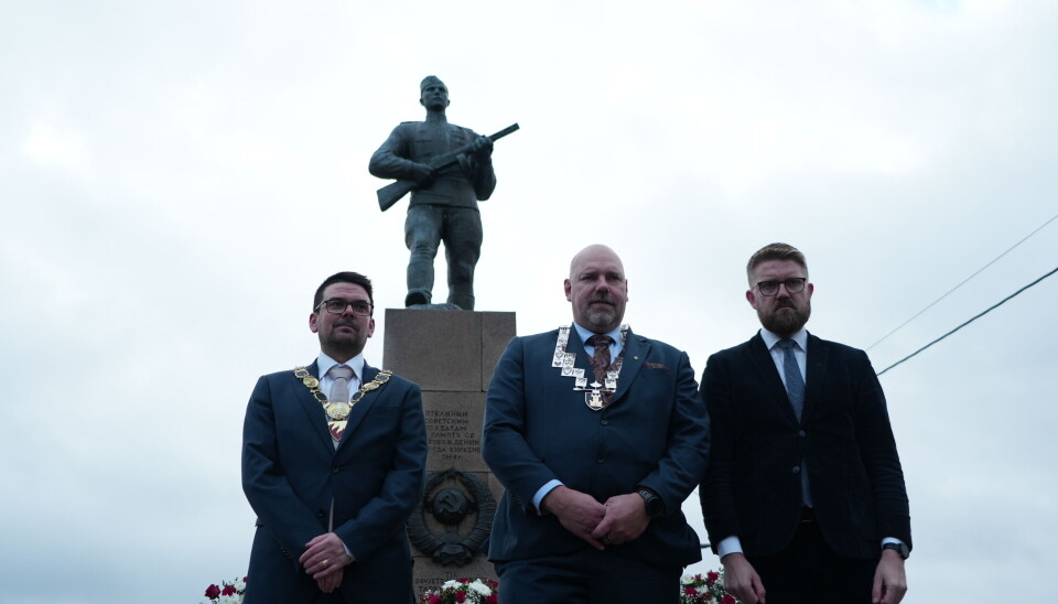 Magnus Mæland, Hans-Jacob Bønå, Eivind Vad Petersson by the war memorial in Kirkenes on October 25, 2024