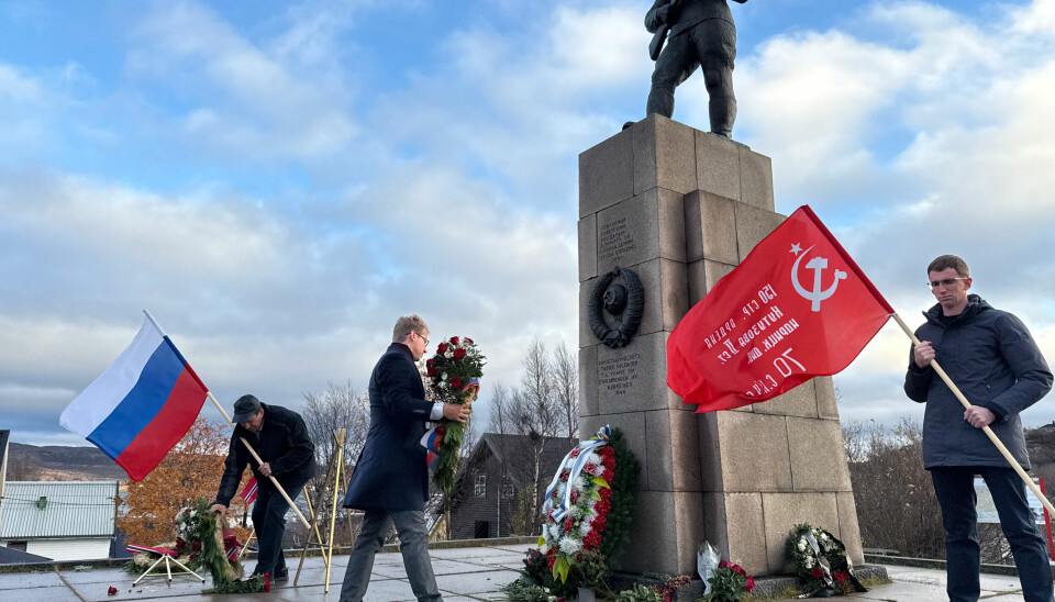 Ветер несколько раз ронял венки, установленные норвежскими чиновниками на треноги. Их каждый раз поднимал сотрудник российского консульства.