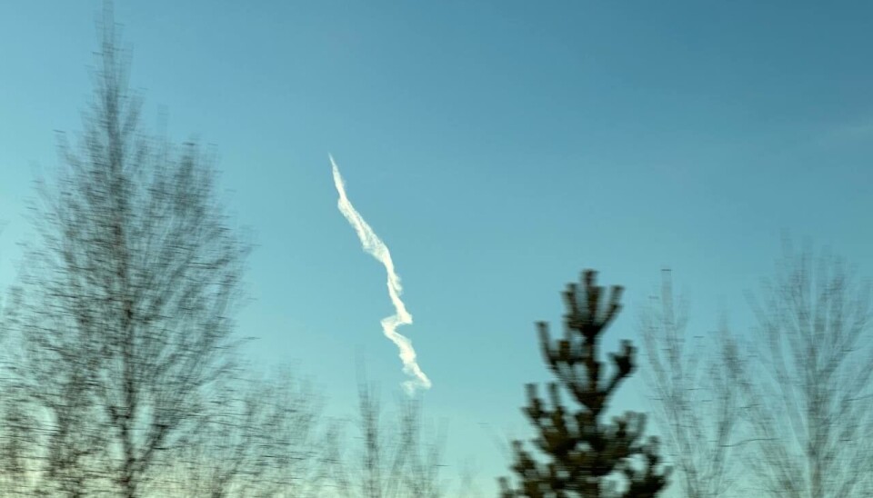 The rocket was visible in the blue skies in the northern regions of Norway, Sweden and Finland Monday morning. The Barents Observer took this photo north of Ivalo.