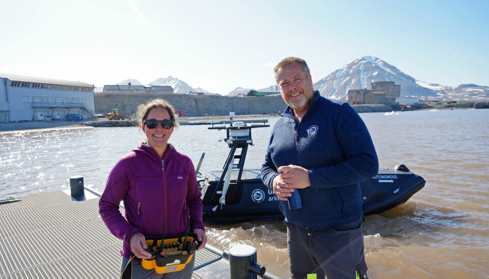 Emily Venables, an engineer with the Department of Arctic and Marine Biology with UiT The Arctic University of Norway, demonstrated together with Jørgen Berge how marine researchers operate the autonomous vehicle to collect samples in Kongfjorden. The AMV can sail into more shallow waters than a larger research ship. Here at the pier in Ny-Ålesund, Norway's hub for facilitating international Arctic research at Svalbard.