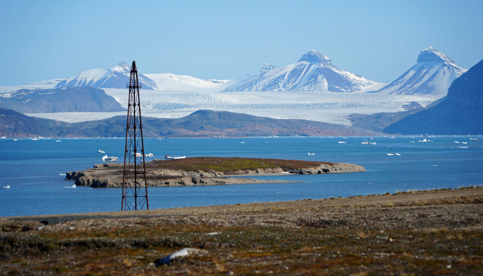 The ice floating in Kongsfjorden comes from glacier calving. The fjord has not been fully ice-covered during winters for the last 15 years. The mast in the foreground was used by Roald Amundsen to moor the airship Norge which he flew towards the North Pole together with Umberto Nobille and Lincoln Ellsworth in 1926, the first such flight from Europe to America over the top of the world.