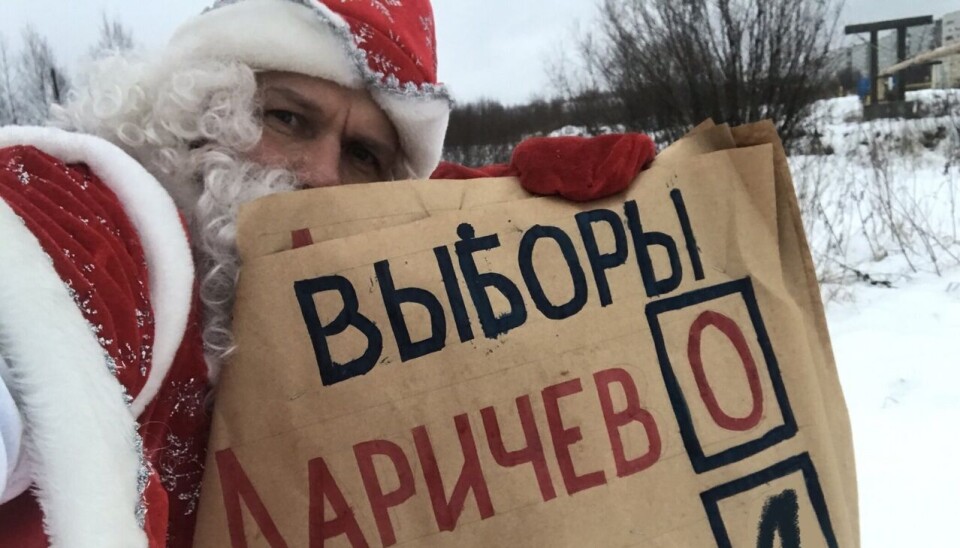 Леонид Ларичев из Ухты использует образ зимнего волшебника, чтобы привлечь внимание земляков к выборам.