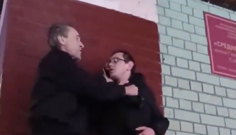 Охранник успокаивает напавшего на него мужчину.