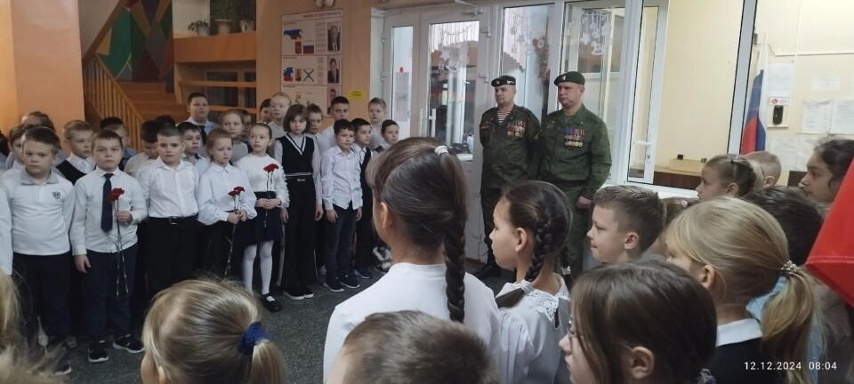 Митинг памяти в честь погибших на войне в Украине солдат прошел в новодвинской школе №7