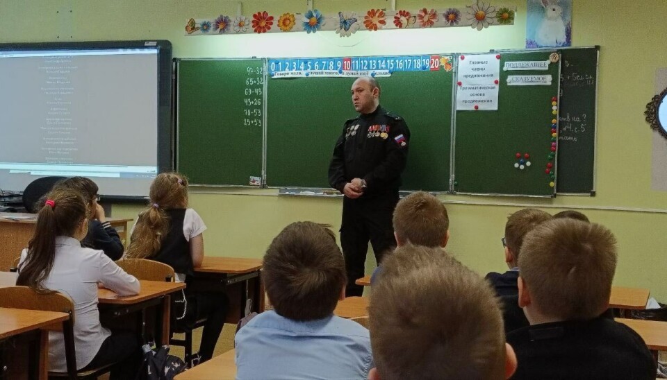 Встреча с участником вторжения в Украину в мурманской школе №53. Meeting with a military man in school 53 in Murmansk