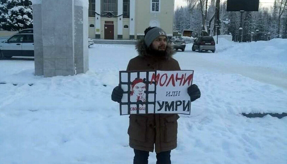 Учитель из Коми Никита Тушканов в одиночном пикете в защиту свободы слова. В мае 2023 года Тушканова осудили по обвинению в дискредитации армии и оправдании терроризма, он признан политзаключенным.