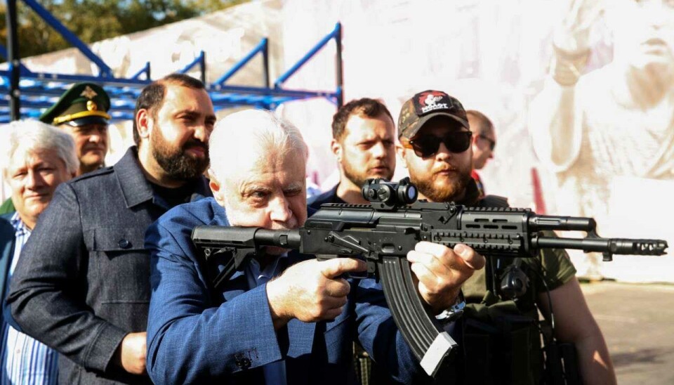 Сергей Миронов часто позирует с оружием. Ранее он получил в подарок от ЧВК 'Вагнер' кувалду, ставшую символом внесудебных расправ.
