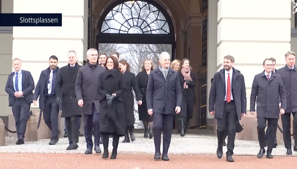 Prime Minister Jonas Gahr Støre (middle) on Tuesday presented his new ministers outside the King's castle in Oslo. Jens Stoltenberg to the left. Jonas Gahr Støre (in the middle) presented his new government ministers on Tuesday. Jens Stoltenberg to the left.