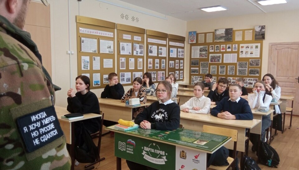 Участник войны в Украине ведет 'Урок мужества' в школе.
