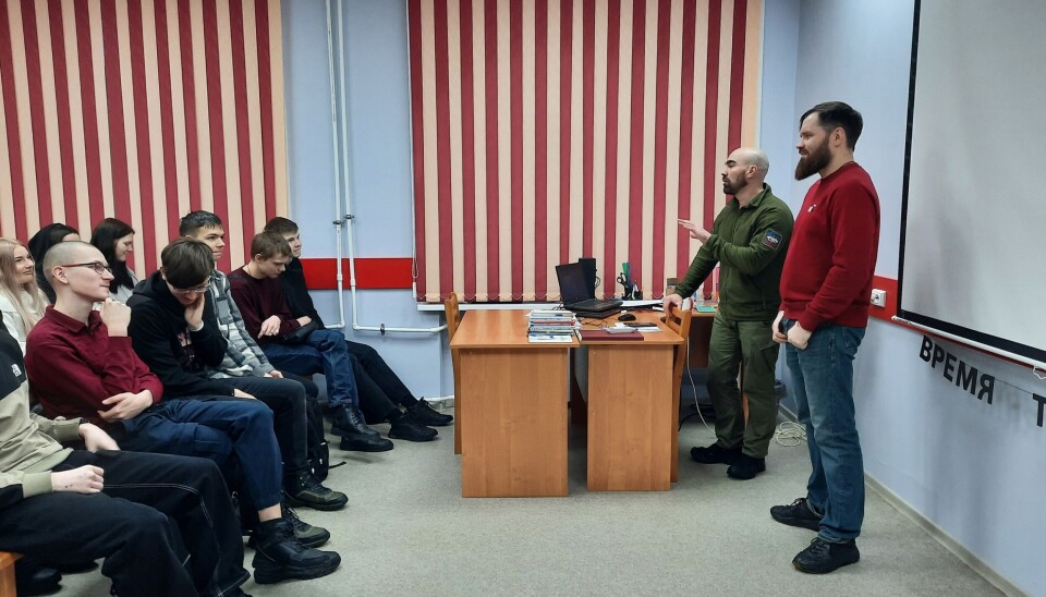 Участник 'Русской общины' Василий Ванин и вернувшийся с войны солдат провели урок в архангельском колледже.