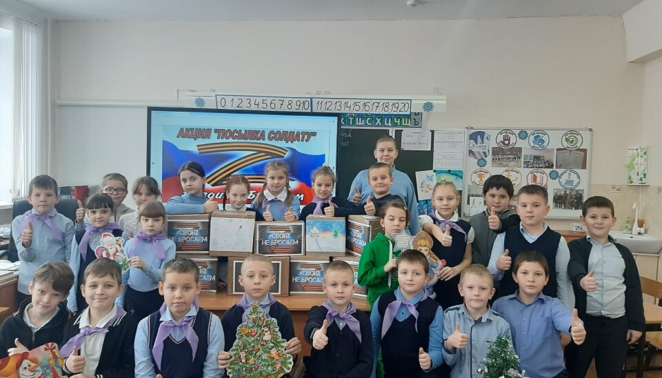 Участиники 'Орлята России' носят фиолетовые повязки.
