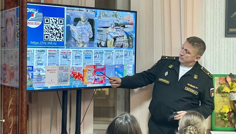 Aleksandr Druzyak speaks about military journalism for a group of visiting school kids.
