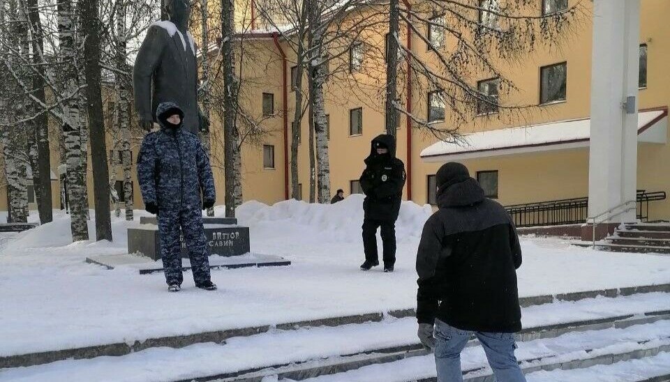 Жители Коми идут к памятнику репрессированного драматурга, чтобы почтить память убитого в колонии Алексея Навального.