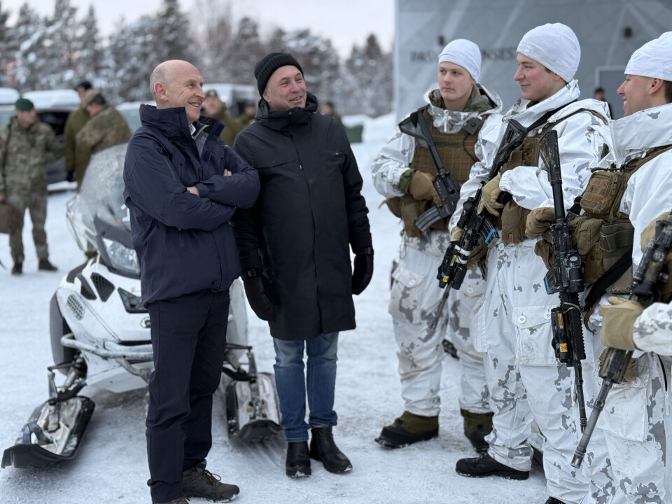 The two Defense Ministers of Norway and Britain, John Healey (left) and Tore Sandvik. Here at a meeting with Norwegian military border guards at the Pasvik camp, just a few hundred meters from the border with Russia.
