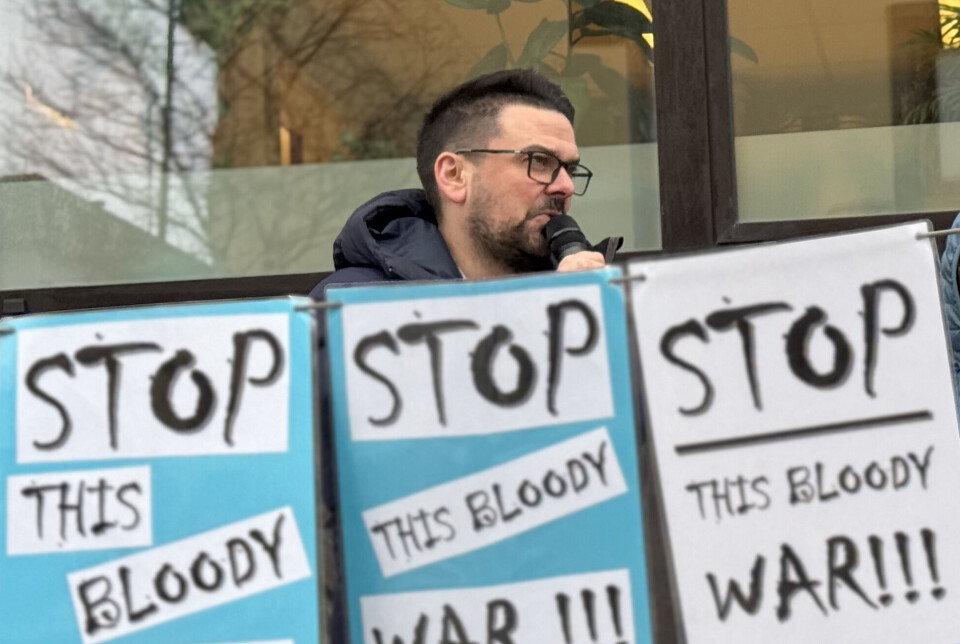 Kirkenes mayor Magnus Mæland at a previous demonstration outside Russia's Consulate General in town.