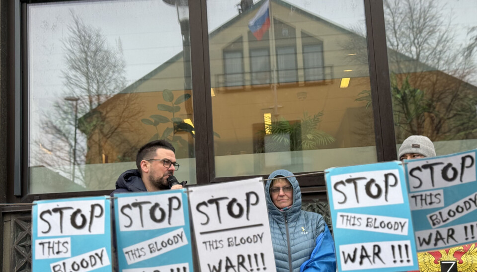 Kirkenes Mayor Magnus Mæland (left) was strongly condemning Russia's aggression against Ukraine when he on February 24 was speaking outside Moscow's Consulate General in the north Norwegian border town.