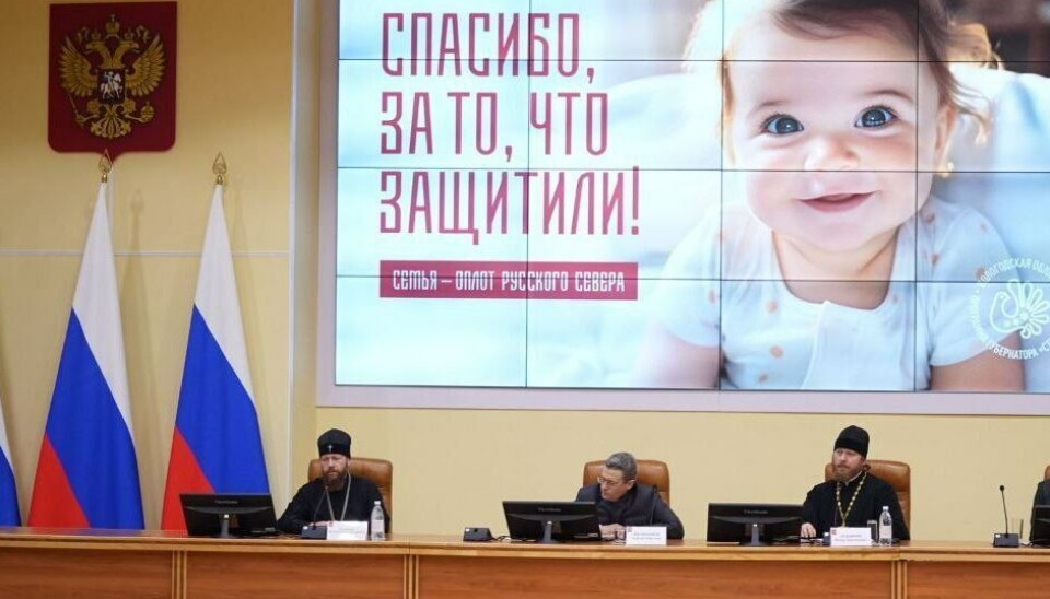 Губернатор Вологодской области на одном из совещаний. Рядом сидят представители РПЦ.