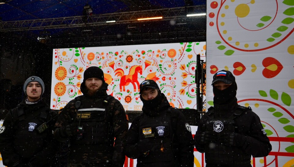 Сторонники 'Русской общины' в Мурманске охраняют Масленницу.