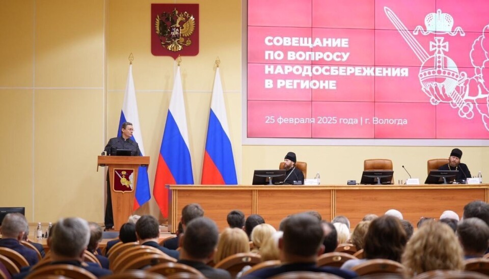 Губернатор Вологодской области на совещании 'по вопросу народосбережения' в регионе. . Рядом сидят представители РПЦ.