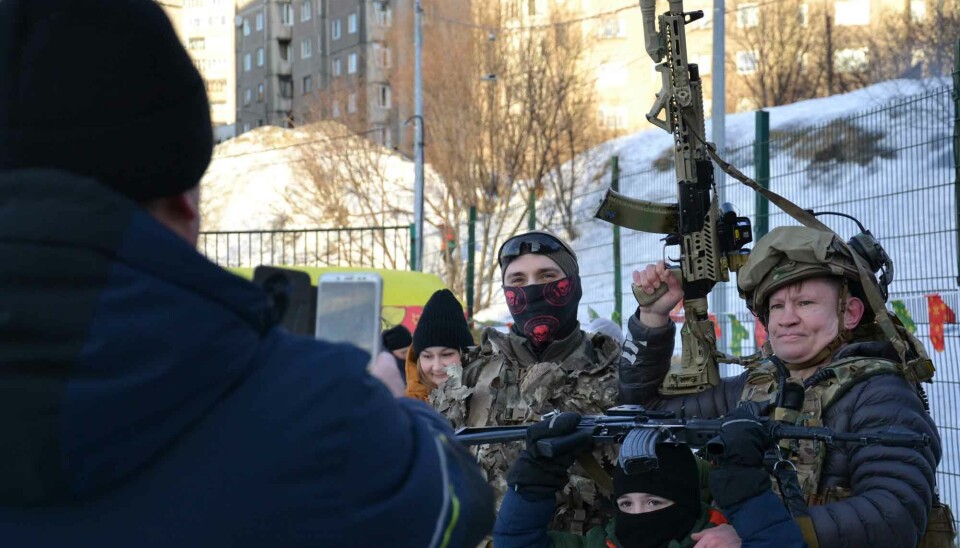 Russkaya Obshchina stages display of members and armament in Murmansk.