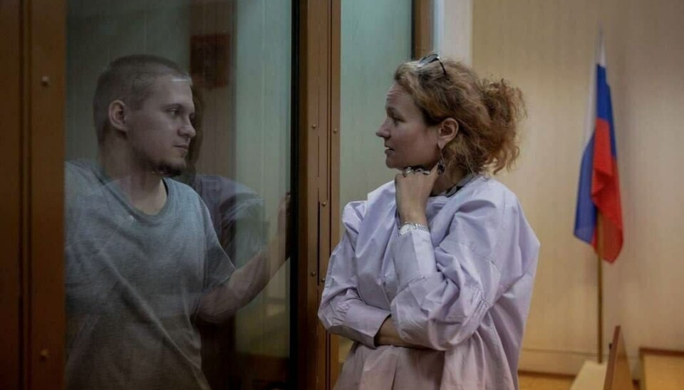 Создатель Telegram-канала «Протестный МГУ» Дмитрий Иванов в суде. Рядом строит его адвокатка.