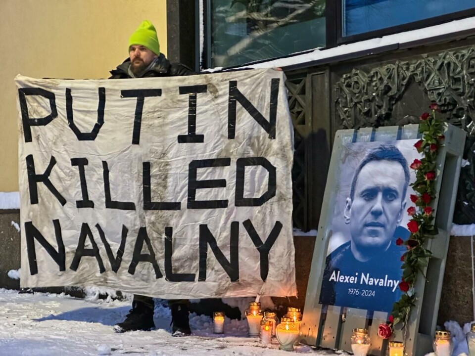 Самодельный баннер после Нарвы несколько месяцев висел возле российского посольства в Таллине.