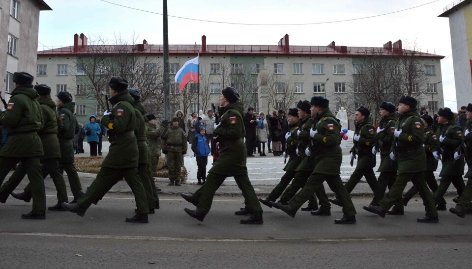 Soldiers on the march in the Pechenga region.