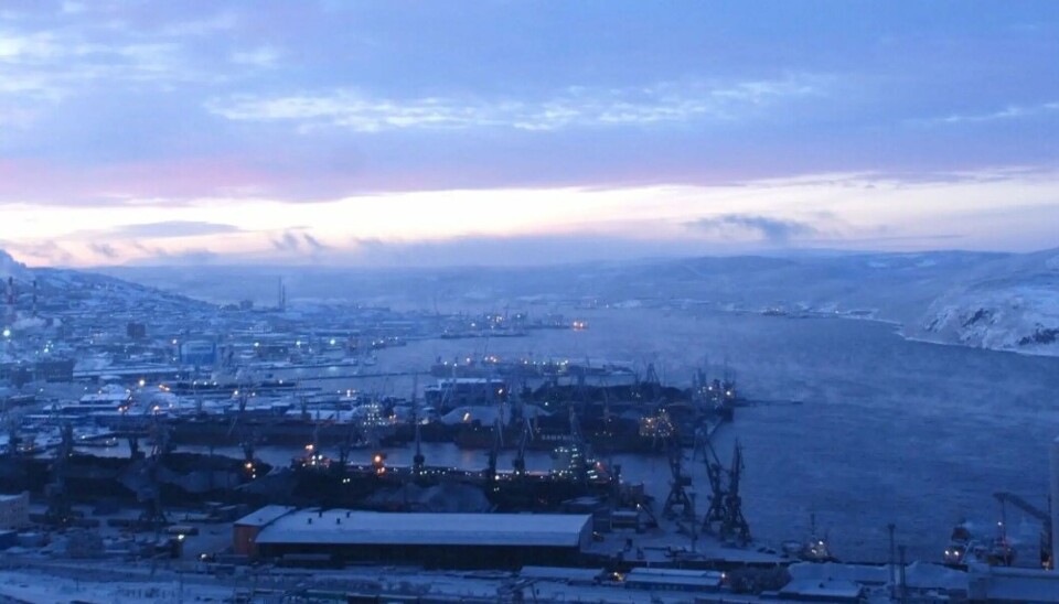 Зимний вид на незамерзающий порт в Мурманске Murmansk