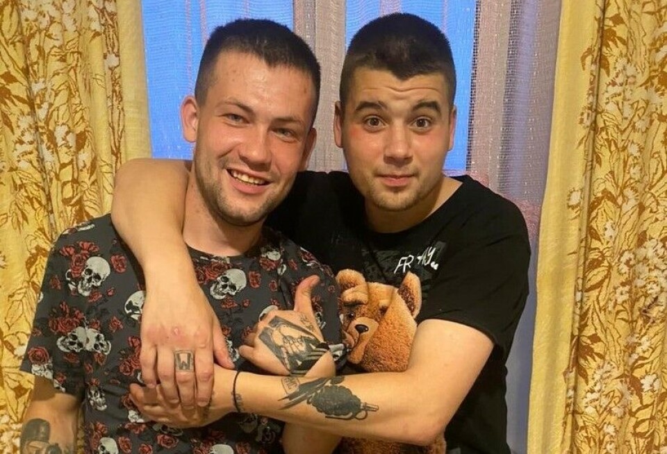 Владислав Старцев фотографируется с приятелем. Оба демонстрируют татуировки, указывающие на принадлежность к ЧВК 'Вагнер'.