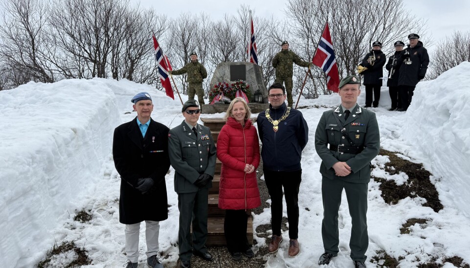 Kirkenes Mayor Magnus Mæland (in the middle) together with State Secretary Marte Gerhardsen and Norwegian veterans led the May 8 celebrations at the second world war memorial.