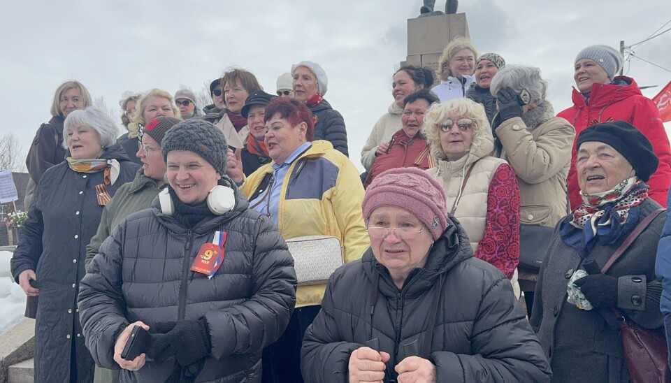 Those who came to the monument are singing 'Katyusha'.