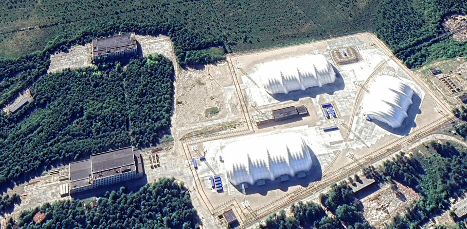 The brand new facility includes three massive halls, a missile launch pad, a missile blast deflector pad, positioning masts, and other facilities. All surrounded by a double barbed wire fence.