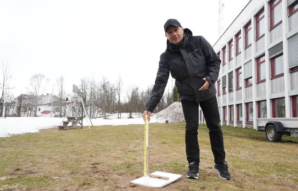 MET researcher Thomas Olsen shows a snowmeter for measuring snow depth in Tromsø.