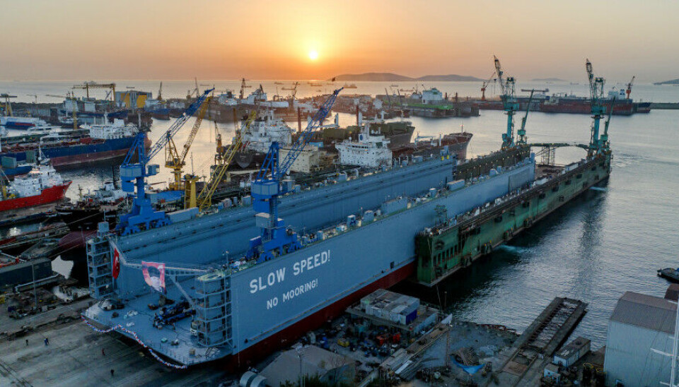The 220 meter long and 48 meter wide floating repair dock is of the type NB 110. Here being floated out at the Kuzey Star Shipyard in Turkey.