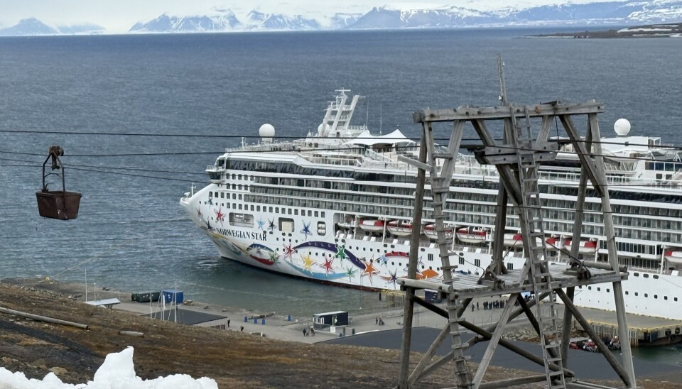 With a capacity of 2,348 passengers, the Norwegian Star is one of the larger cruise ships visiting Svalbard this season. On May 31, she made port call to Longyearbyen.