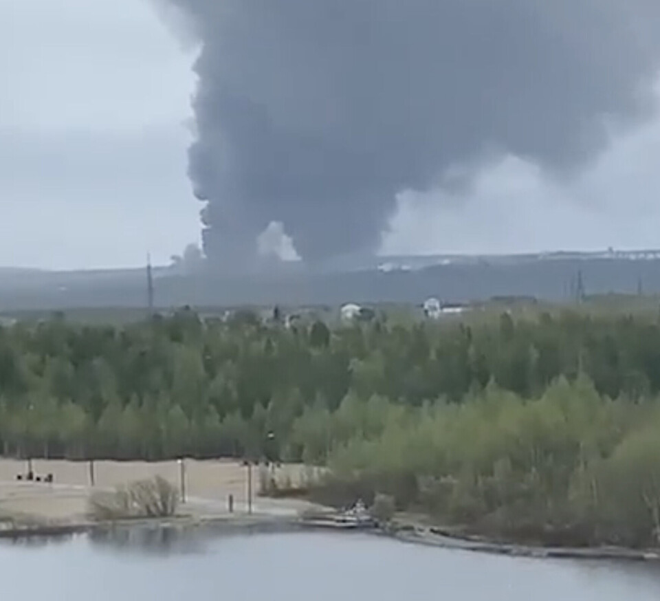 Shorthly after the drones were launched, explosions could be heard and plumes of black smoke were seen rising from behind the trees where the air base is located. The Barents Observer has geo-located this video, proving it is recorded from the civilian town of Olenegorsk. The beach in the lower left corner is on the east shore of Lake Komsomolskoye, a recreation area some 600 meters from the town centre square. The white buildings in the horizon upper right corner are the closed military town of Vysokii. The two areas from where black smoke rise are in the central and southern part of the runway.