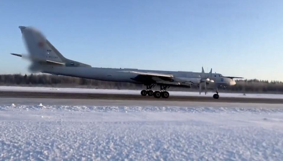 The Kh-101 can be seen attached to the pylon under the wing as the Tu-95MS lands after mission outside northern Norway. The failed blurring of the tail to hide the identification of the plane is made by the ministry.